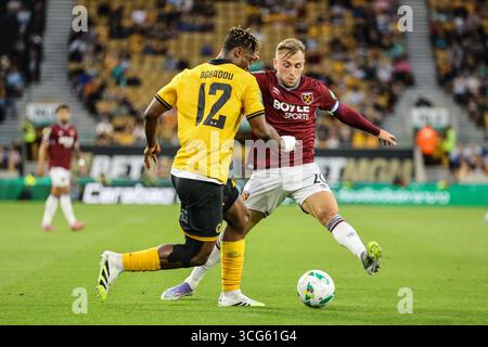 Wolverhampton, Royaume-Uni. 26 août 2025. Emmanuel Agbadou (12 loups) sur le ballon lors du match de football de la Coupe de Carabao entre Wolverhampton Wanderers et West Ham United au stade Molineux à Wolverhampton, Angleterre crédit : SPP Sport Press photo. /Alamy Live News Banque D'Images