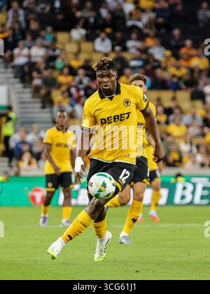Wolverhampton, Royaume-Uni. 26 août 2025. Emmanuel Agbadou (12 loups) sur le ballon lors du match de football de la Coupe de Carabao entre Wolverhampton Wanderers et West Ham United au stade Molineux à Wolverhampton, Angleterre crédit : SPP Sport Press photo. /Alamy Live News Banque D'Images