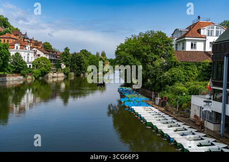 Bateaux Stocherkahn sur le fleuve Neckar à Tübingen, Allemagne Banque D'Images