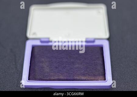 Tampon encreur compact conçu pour un estampage propre et de qualité professionnelle. Idéal pour le bureau, l'artisanat et l'authentification de documents. Portable, facile à utiliser, et Banque D'Images