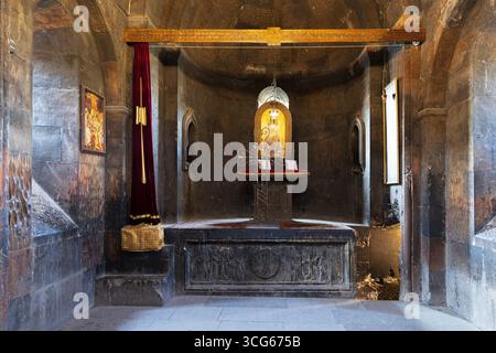 L'intérieur de la chapelle Saint-Gevorg avec accès à la cellule de prison de Grigor Lusavorich à Khor Virap près de Lusarat, Arménie Banque D'Images