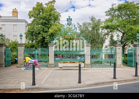 Les portes de Pittville, l'entrée du domaine de Pittville, Clarence Road, Cheltenham, Gloucestershire, Royaume-Uni le 21 août 2025 Banque D'Images