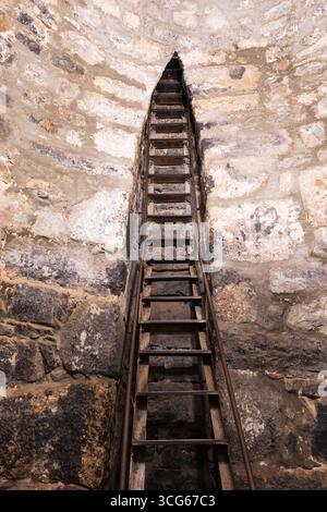 L'échelle de la chapelle Saint Gevorg avec accès à la cellule de prison de Grigor Lusavorich (photo prise du bas) à Khor Virap près de Lusarat, Arménie Banque D'Images