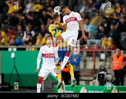 Braunschweig, basse-Saxe, Allemagne. 26 août 2025. Le défenseur du VfB Stuttgart LORENZ ASSIGNON (22 ans) saute en tête du ballon contre le milieu de terrain de l'Eintracht Braunschweig SVEN KOHLER (27 ans) alors que l'attaquant du VfB Stuttgart TIAGO TOMAS (8 ans) se présente lors du match du premier tour de DFB-Pokal entre l'Eintracht Braunschweig et le VfB Stuttgart le 26 août 2025 à Braunschweig, en Allemagne. (Crédit image : © Scott Coleman/ZUMA Press Wire) USAGE ÉDITORIAL SEULEMENT ! Non destiné à UN USAGE commercial ! Crédit : ZUMA Press, Inc/Alamy Live News Banque D'Images