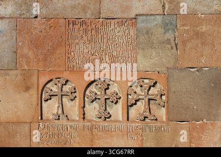 Sculptures religieuses sur la façade de la chapelle Saint Gevorg avec accès à la cellule de prison de Grigor Lusavorich à Khor Virap près de Lusarat, Arménie Banque D'Images