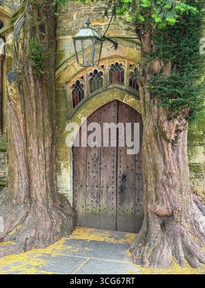 Stow-on-the-Wold, Angleterre, Royaume-Uni porte de l'église d'Edward, que certains croyaient avoir inspiré les portes de Durin de Tolkien dans le Seigneur des anneaux. Banque D'Images