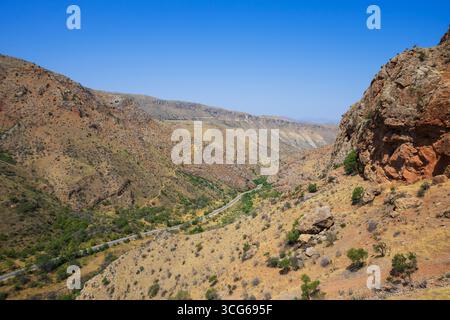 Vue panoramique sur la vallée d'Amaghu depuis le complexe monastique Noravank datant du XIIIe siècle près de la ville de Yeghegnadzor, en Arménie Banque D'Images