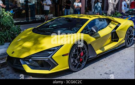 Miami, Floride, États-Unis - 16 février 2025 : voiture Lamborghini Revuelto garée en plein air, vue latérale. 2024 Lamborghini Revuelto hybride supercar voiture de sport Banque D'Images