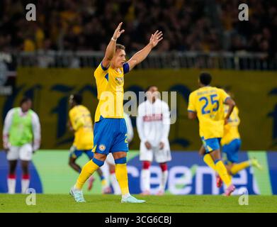 Braunschweig, basse-Saxe, Allemagne. 26 août 2025. Le milieu de terrain de l'Eintracht Braunschweig, SVEN KOHLER (27 ans), fait un geste après un but pour faire 3-2 pour Braunschweig dans la seconde moitié du match du premier tour DFB-Pokal entre l'Eintracht Braunschweig et le VfB Stuttgart le 26 août 2025 à Braunschweig, en Allemagne. (Crédit image : © Scott Coleman/ZUMA Press Wire) USAGE ÉDITORIAL SEULEMENT ! Non destiné à UN USAGE commercial ! Crédit : ZUMA Press, Inc/Alamy Live News Banque D'Images