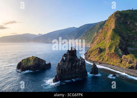 Vue aérienne des piles de mer appelées Ilheus da Rib et Ribeira da Janela au lever du soleil. Ribeira da Janela, Madère, Portugal, Europe. Banque D'Images