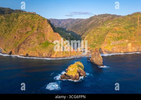 Vue aérienne des piles de mer appelées Ilheus da Rib et Ribeira da Janela au lever du soleil. Ribeira da Janela, Madère, Portugal, Europe. Banque D'Images