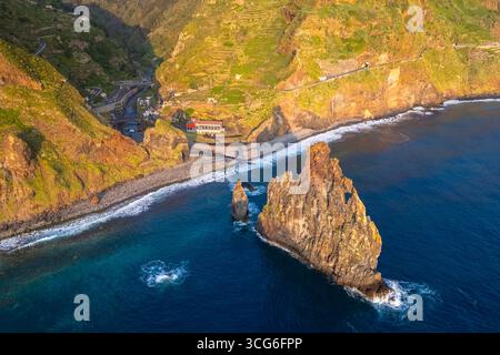 Vue aérienne des piles de mer appelées Ilheus da Rib et Ribeira da Janela au lever du soleil. Ribeira da Janela, Madère, Portugal, Europe. Banque D'Images