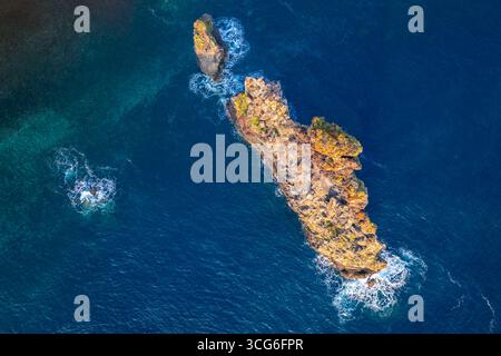 Vue aérienne des piles de mer appelées Ilheus da Rib et Ribeira da Janela au lever du soleil. Ribeira da Janela, Madère, Portugal, Europe. Banque D'Images