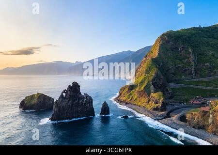 Vue aérienne des piles de mer appelées Ilheus da Rib et Ribeira da Janela au lever du soleil. Ribeira da Janela, Madère, Portugal, Europe. Banque D'Images
