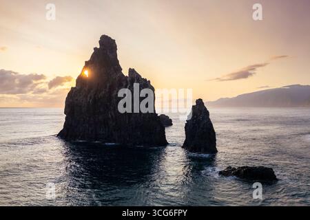 Vue aérienne des piles de mer appelées Ilheus da Rib et Ribeira da Janela au lever du soleil. Ribeira da Janela, Madère, Portugal, Europe. Banque D'Images