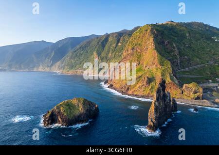 Vue aérienne des piles de mer appelées Ilheus da Rib et Ribeira da Janela au lever du soleil. Ribeira da Janela, Madère, Portugal, Europe. Banque D'Images