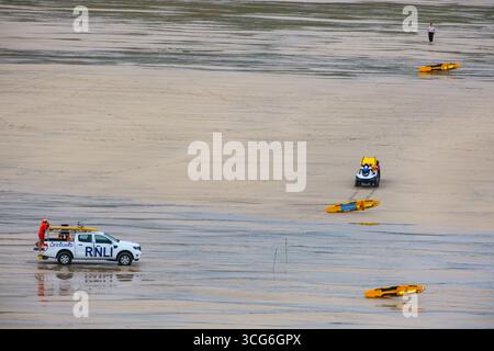 Ives, Cornwall, Angleterre, Royaume-Uni sauveteur sur Porthmeor Beach. Banque D'Images