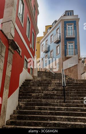 Escaliers et maisons aux façades colorées à Belem, Lisbonne, Portugal. Banque D'Images