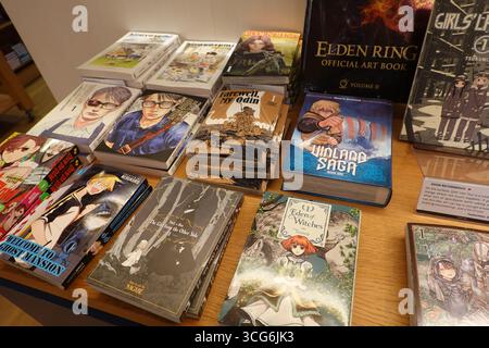 Les bandes dessinées japonaises sont vendues dans une librairie à Paris, France, le 16 février 2025. Crédit : AFLO/Alamy Live News Banque D'Images
