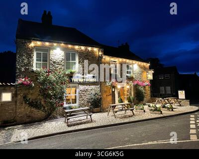 Le pub Bay Horse à Ravensworth, North Yorkshire - une auberge de campagne anglaise traditionnelle construite en pierre, symbole de la vie du village et de l'hospitalité rurale Banque D'Images