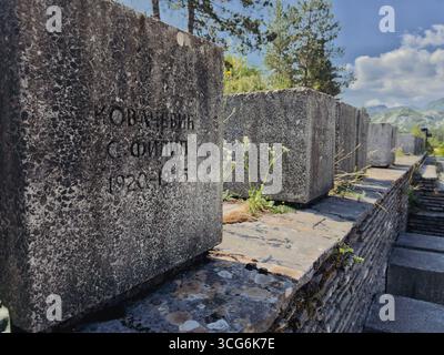 Monument à Sava Kovačević à Grahovo, Monténégro. Des figures de bronze rendent hommage aux combattants partisans et à la résistance de la seconde Guerre mondiale dans un cadre montagneux pittoresque Banque D'Images