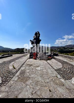 Monument à Sava Kovačević à Grahovo, Monténégro. Des figures de bronze rendent hommage aux combattants partisans et à la résistance de la seconde Guerre mondiale dans un cadre montagneux pittoresque Banque D'Images