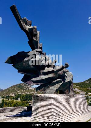 Monument à Sava Kovačević à Grahovo, Monténégro. Des figures de bronze rendent hommage aux combattants partisans et à la résistance de la seconde Guerre mondiale dans un cadre montagneux pittoresque Banque D'Images
