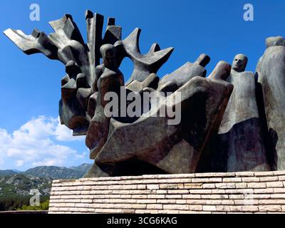 Monument à Sava Kovačević à Grahovo, Monténégro. Des figures de bronze rendent hommage aux combattants partisans et à la résistance de la seconde Guerre mondiale dans un cadre montagneux pittoresque Banque D'Images
