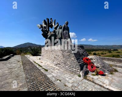 Monument à Sava Kovačević à Grahovo, Monténégro. Des figures de bronze rendent hommage aux combattants partisans et à la résistance de la seconde Guerre mondiale dans un cadre montagneux pittoresque Banque D'Images