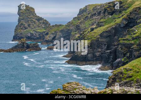 Cornwall, Angleterre, Royaume-Uni, littoral rocheux de Cornouailles vu du sentier de la côte sud-ouest, près de Rocky Valley en route vers Tintagel. Banque D'Images