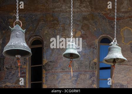 Cloches à l'entrée de l'église de la Dormition au monastère de la grotte de Vardzia datant du XIIe siècle en Géorgie Banque D'Images