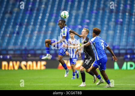 Sheffield, Royaume-Uni. 26 août 2025. Le milieu de terrain de Sheffield Wednesday Sean Fusire (4) est en tête du ballon le milieu de terrain de Leeds United Sean Longstaff (8) pendant le Sheffield Wednesday FC v Leeds United FC Carabao Cup, 2nd Round match au Hillsborough Stadium, Sheffield, Angleterre, Royaume-Uni le 26 août 2025 crédit : Phil Duncan/Every second Media crédit : Every second Media/Alamy Live News Banque D'Images
