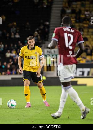 Wolverhampton, Royaume-Uni. 26 août 2025. Matt Doherty (2 loups) sur le ballon lors du match de football de la Coupe Carabao entre Wolverhampton Wanderers et West Ham United au stade Molineux à Wolverhampton, Angleterre crédit : SPP Sport Press photo. /Alamy Live News Banque D'Images