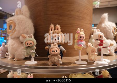 Shanghai, Chine-21 juin 2025 : poupée de jouet Labubu dans le magasin POP MART Banque D'Images