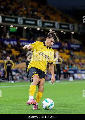 Wolverhampton, Royaume-Uni. 26 août 2025. Rodrigo Gomes (21 loups) sur le ballon lors du match de football de la Coupe de Carabao entre Wolverhampton Wanderers et West Ham United au stade Molineux à Wolverhampton, Angleterre crédit : SPP Sport Press photo. /Alamy Live News Banque D'Images