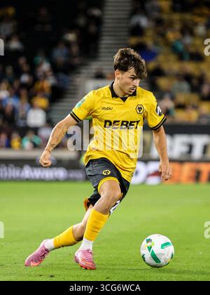 Wolverhampton, Royaume-Uni. 26 août 2025. Rodrigo Gomes (21 loups) sur le ballon lors du match de football de la Coupe de Carabao entre Wolverhampton Wanderers et West Ham United au stade Molineux à Wolverhampton, Angleterre crédit : SPP Sport Press photo. /Alamy Live News Banque D'Images