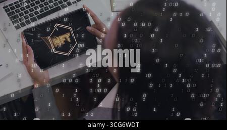 Tenant la tablette, femme d'affaires décontractée analysant le graphique NFT au bureau à domicile, avec ordinateur portable Banque D'Images