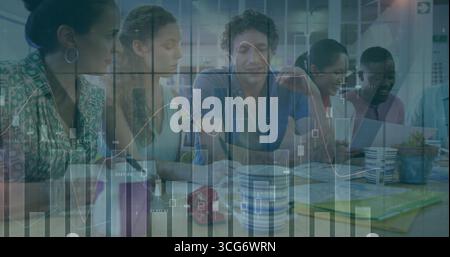 Pencher les collègues en avant en examinant des feuilles de calcul dans la salle de réunion avec des graphiques succulents et numériques Banque D'Images