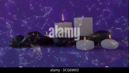 Affichage de la disposition des bougies piliers et des pierres noires sur la table violette avec superposition de réseau Banque D'Images