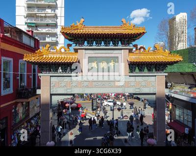 Vue panoramique aérienne de l'accès à Belgrano Chinatown, Buenos Aires, Argentine, soulignant son arc distinctif et l'environnement urbain avec t Banque D'Images