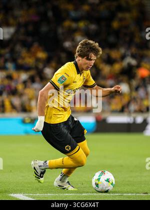 Wolverhampton, Royaume-Uni. 26 août 2025. Fer Lopez (28 loups) sur le ballon lors du match de football de la Coupe de Carabao entre Wolverhampton Wanderers et West Ham United au stade Molineux à Wolverhampton, Angleterre crédit : SPP Sport Press photo. /Alamy Live News Banque D'Images