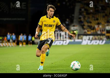 Wolverhampton, Royaume-Uni. 26 août 2025. Hugo Bueno (3 loups) sur le ballon lors du match de football de la Coupe de Carabao entre Wolverhampton Wanderers et West Ham United au stade Molineux à Wolverhampton, Angleterre crédit : SPP Sport Press photo. /Alamy Live News Banque D'Images