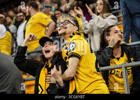 Wolverhampton, Royaume-Uni. 26 août 2025. Les fans de Wolves célèbrent le premier but lors du match de football de la Carabao Cup entre Wolverhampton Wanderers et West Ham United au stade Molineux de Wolverhampton, Angleterre crédit : SPP Sport Press photo. /Alamy Live News Banque D'Images