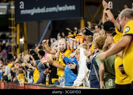 Wolverhampton, Royaume-Uni. 26 août 2025. Les fans de Wolves célèbrent le premier but lors du match de football de la Carabao Cup entre Wolverhampton Wanderers et West Ham United au stade Molineux de Wolverhampton, Angleterre crédit : SPP Sport Press photo. /Alamy Live News Banque D'Images