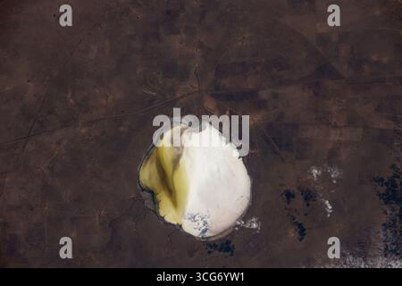 Le lac Elton, un lac salé en Russie près de la frontière ouest du Kazakhstan, est photographié depuis la Station spatiale internationale alors qu'il orbite à 260 miles au-dessus. 19 octobre 2023 une version optimisée d'une image originale de la NASA : crédit NASA/AMogensen Banque D'Images