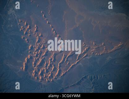 Les dunes de sable et les massifs du désert algérien sont photographiés depuis la Station spatiale internationale alors qu'elle orbite à 260 miles au-dessus de la nation nord-africaine. 18 novembre 2023 une version optimisée d'une image originale de la NASA : crédit NASA/AMogensen Banque D'Images