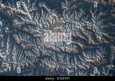 Montagnes du Karakoram, Asie centrale alors que la Station spatiale internationale montait à 260 miles au-dessus de l'Asie centrale, la montagne du Karakoram crée une apparence de racine. En tant que l'une des zones les plus géologiquement actives du monde, le système s'étend sur plus de 300 miles (500 km). 21 novembre 2023. Une version optimisée d'une image originale de la NASA : crédit NASA/AMogensen Banque D'Images