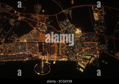 Les lumières de la ville de Dubai Palm Jumeirah, l'île artificielle en forme de palmier, est un point culminant dans la ville de Dubaï aux Émirats arabes Unis dans cette photographie nocturne de la Station spatiale internationale alors qu'elle orbite à 258 miles au-dessus du golfe Persique. 26 août 2023 une version optimisée d'une image originale de la NASA : crédit NASA/ SAlneyadi Banque D'Images
