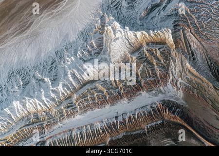Montagnes célestes de Chine les glaciers de ces montagnes célestes sont une source d'eau douce pour les agriculteurs d'Asie centrale. L'image a été prise par un membre de l'équipage de l'expédition 66, Station spatiale internationale, le 9 février 2022. Une version optimisée d'une image originale de la NASA : crédit : NASA Banque D'Images