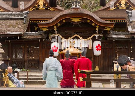 Offrande de bénédiction du prêtre shinto placée devant le palanquin religieux sacré de Mikoshi pendant le festival des cerisiers en fleurs de l'Okasai au sanctuaire de Hirano Banque D'Images